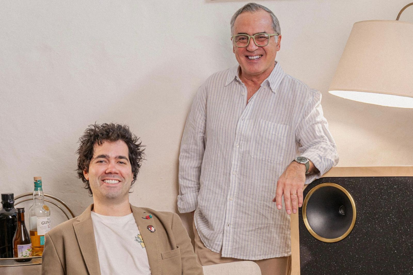 Alejandro Piñeyrúa y Marcelo Rizzi, cofundadores, junto a un parlante The Owl.