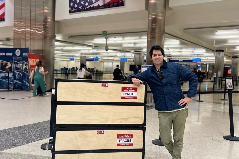 Alejandro Piñeyrúa en el aeropuerto junto al flight case de The Owl.
