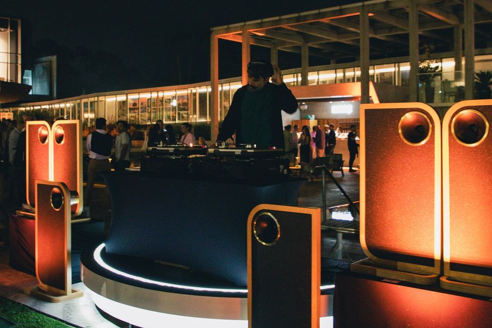 Parlantes Rizzi en una terraza de noche durante el Punta Tech Meetup.